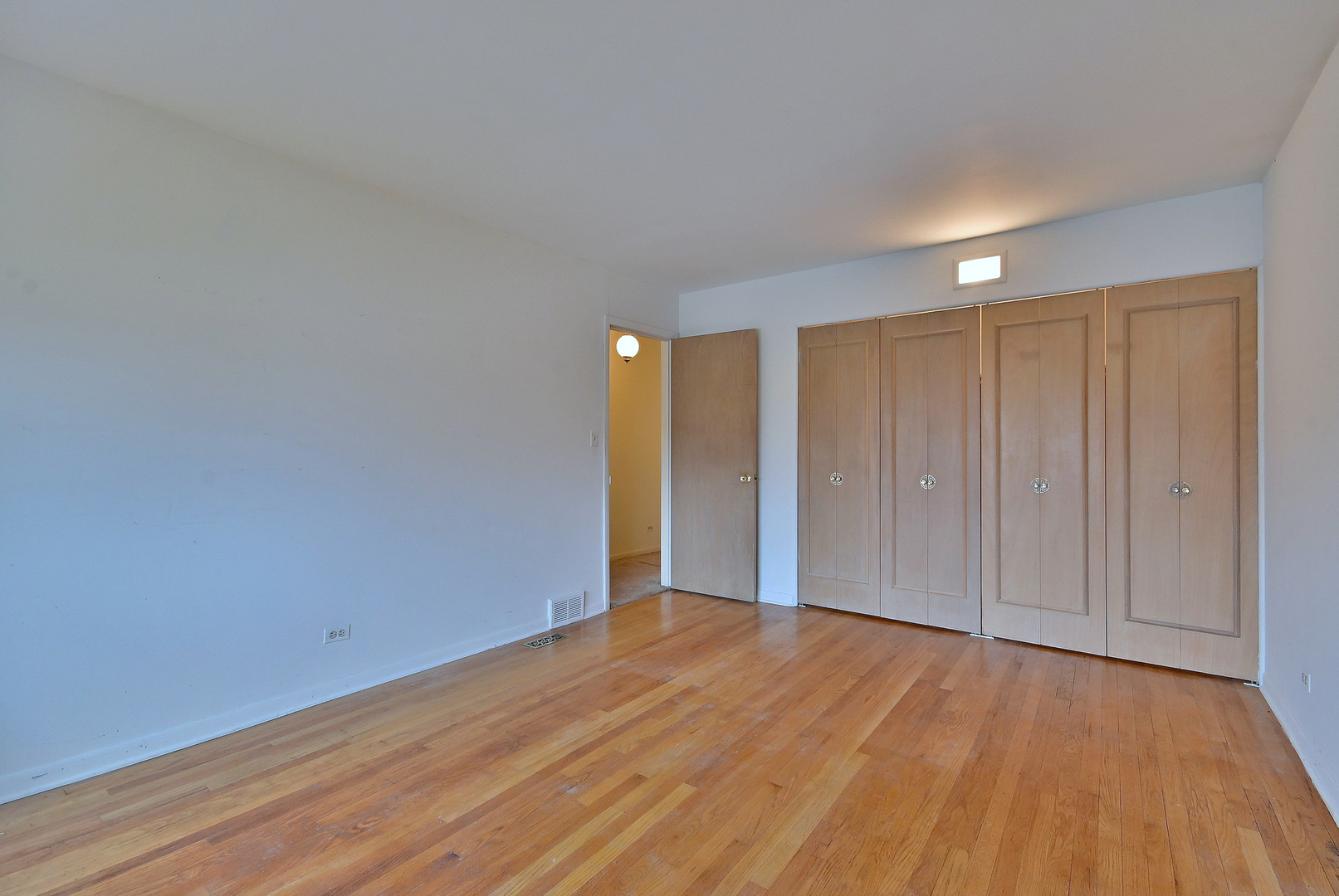 1831 N Rolling Lane, Arlington Heights, IL 60004