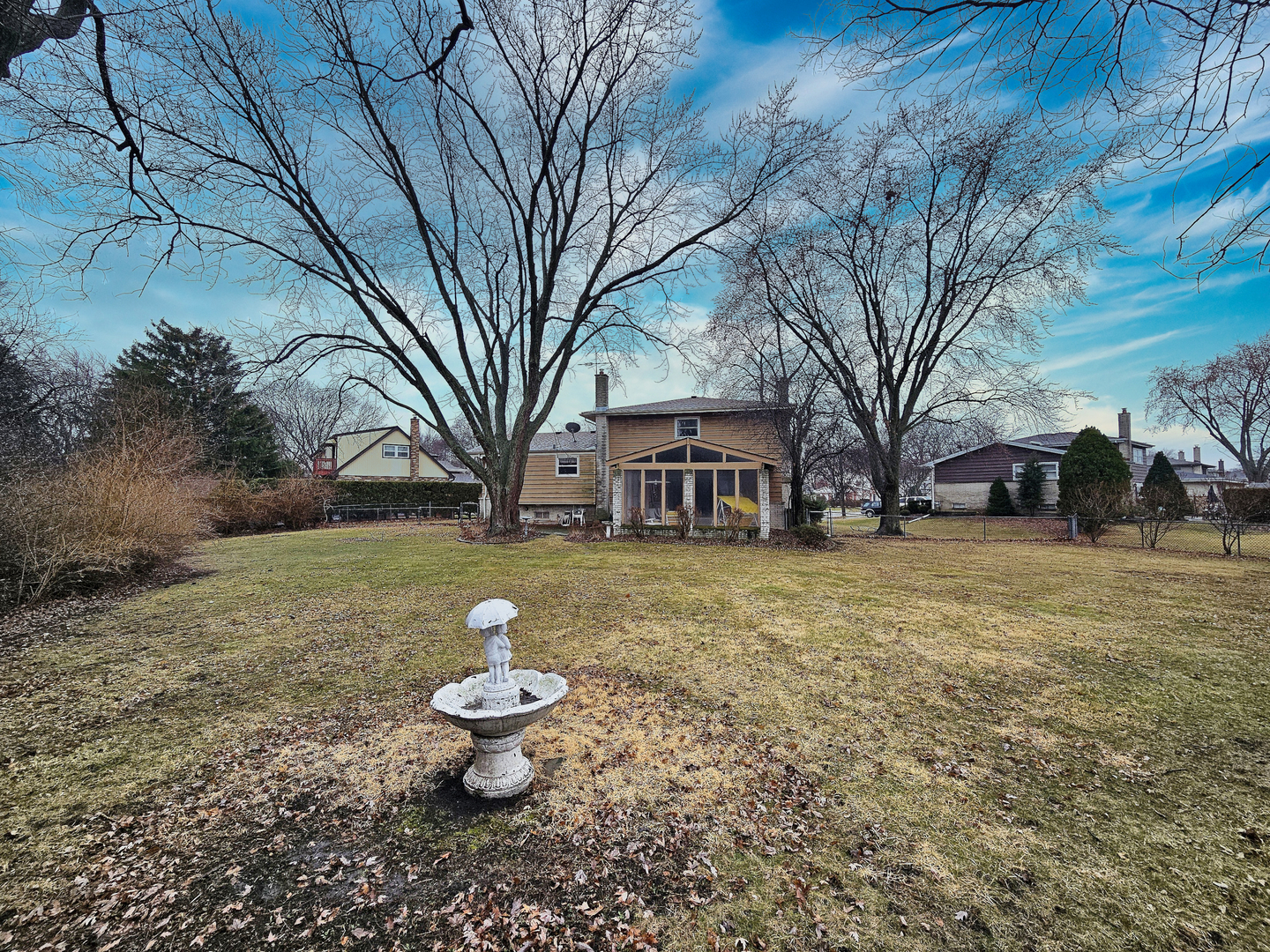 1831 N Rolling Lane, Arlington Heights, IL 60004