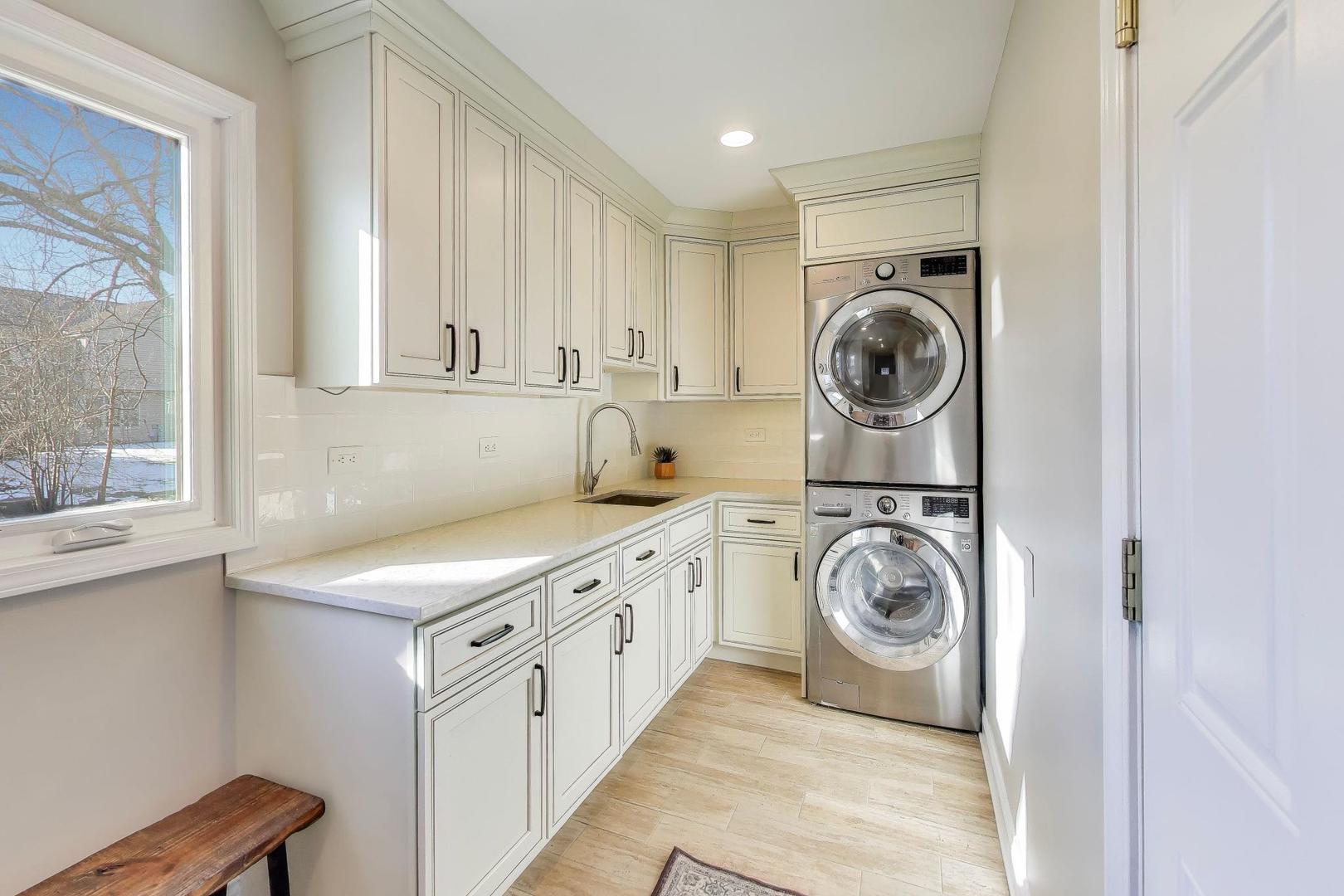 829 Heatherstone Drive, Schaumburg, IL 60173