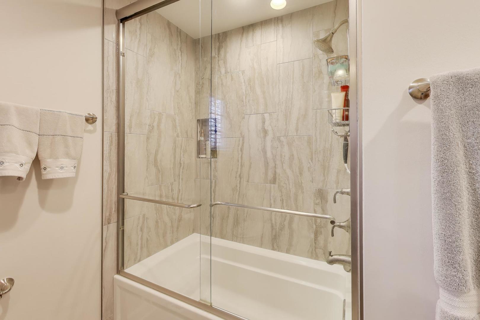 829 Heatherstone Drive, Schaumburg, IL 60173