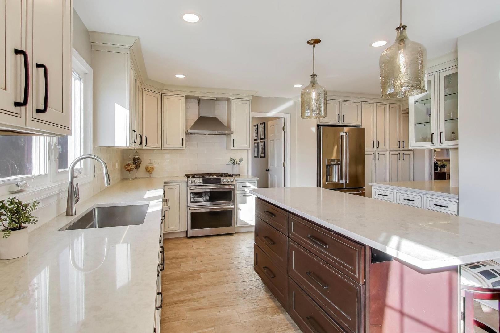 829 Heatherstone Drive, Schaumburg, IL 60173