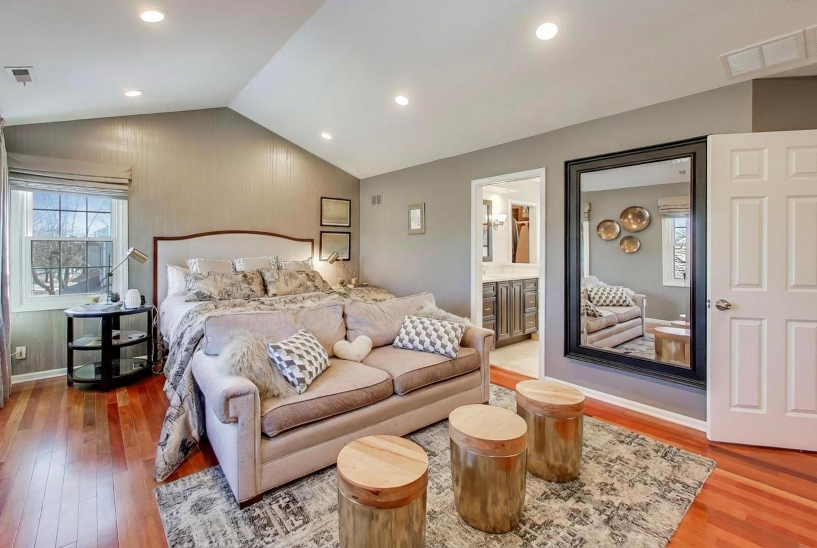 829 Heatherstone Drive, Schaumburg, IL 60173