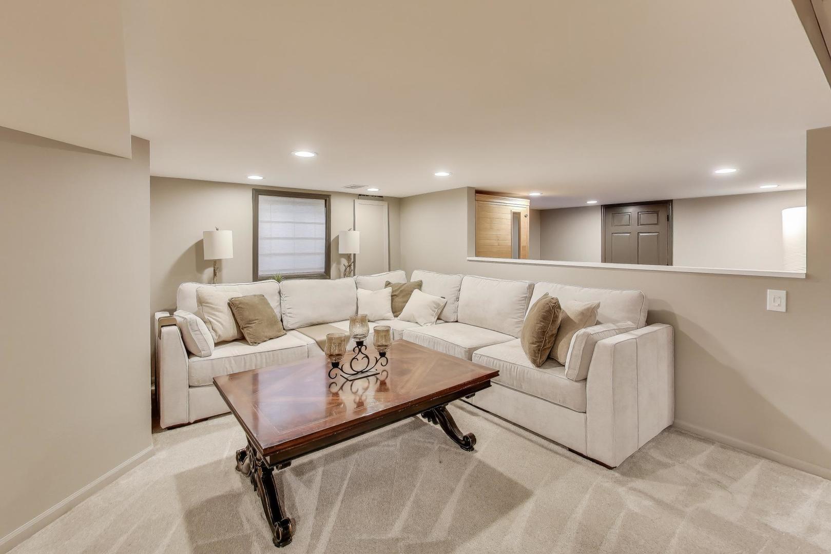 829 Heatherstone Drive, Schaumburg, IL 60173