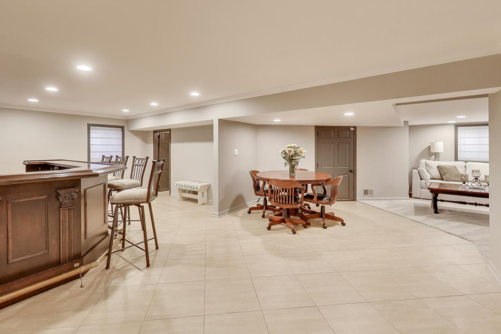 829 Heatherstone Drive, Schaumburg, IL 60173