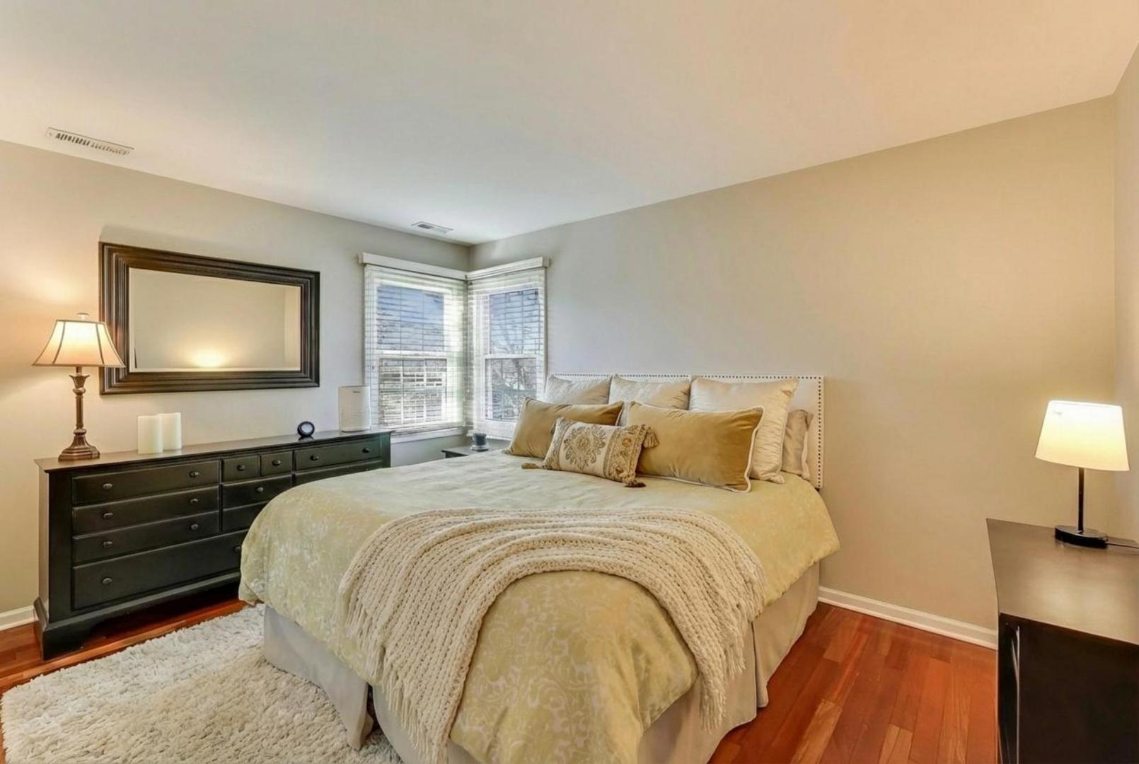 829 Heatherstone Drive, Schaumburg, IL 60173