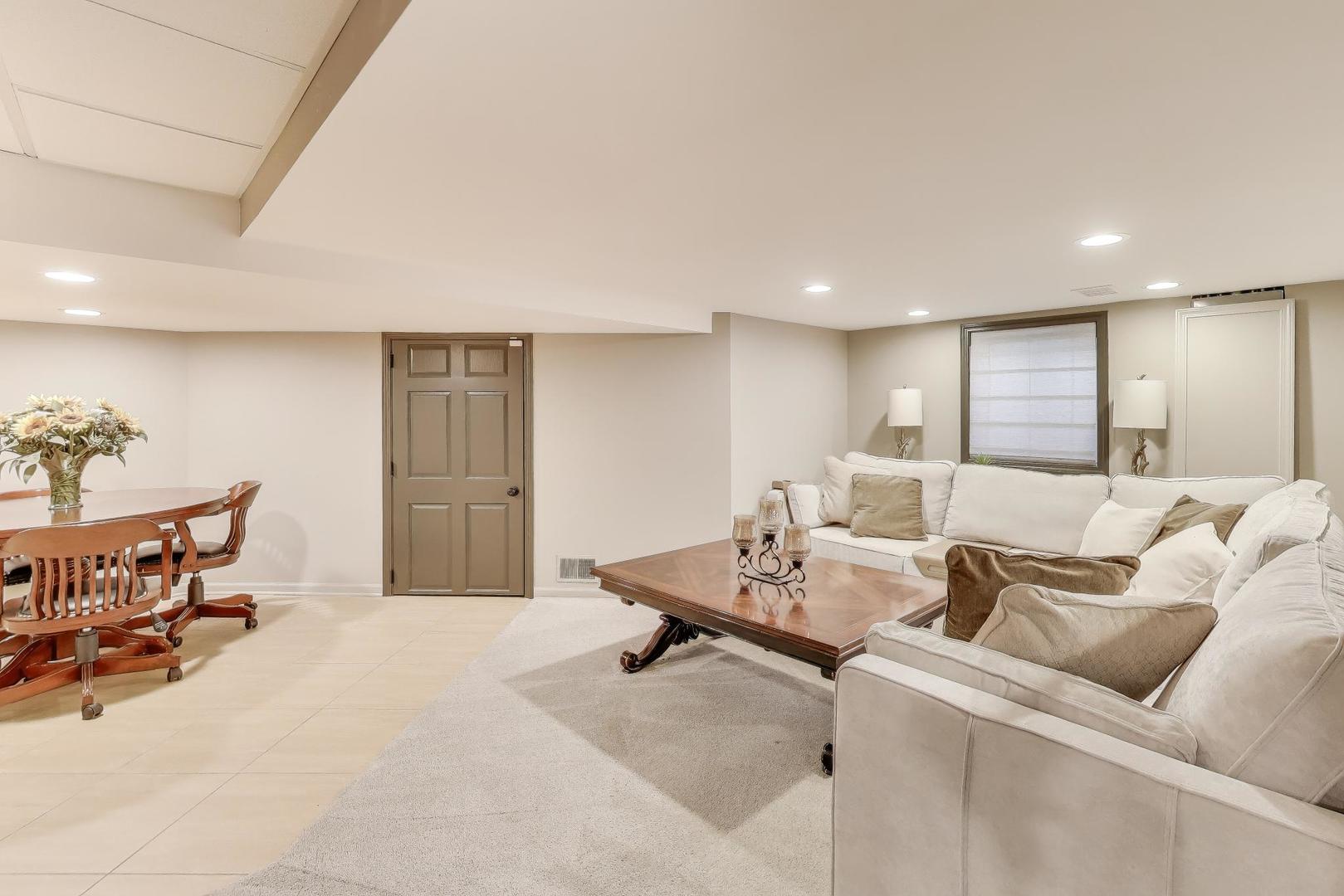 829 Heatherstone Drive, Schaumburg, IL 60173