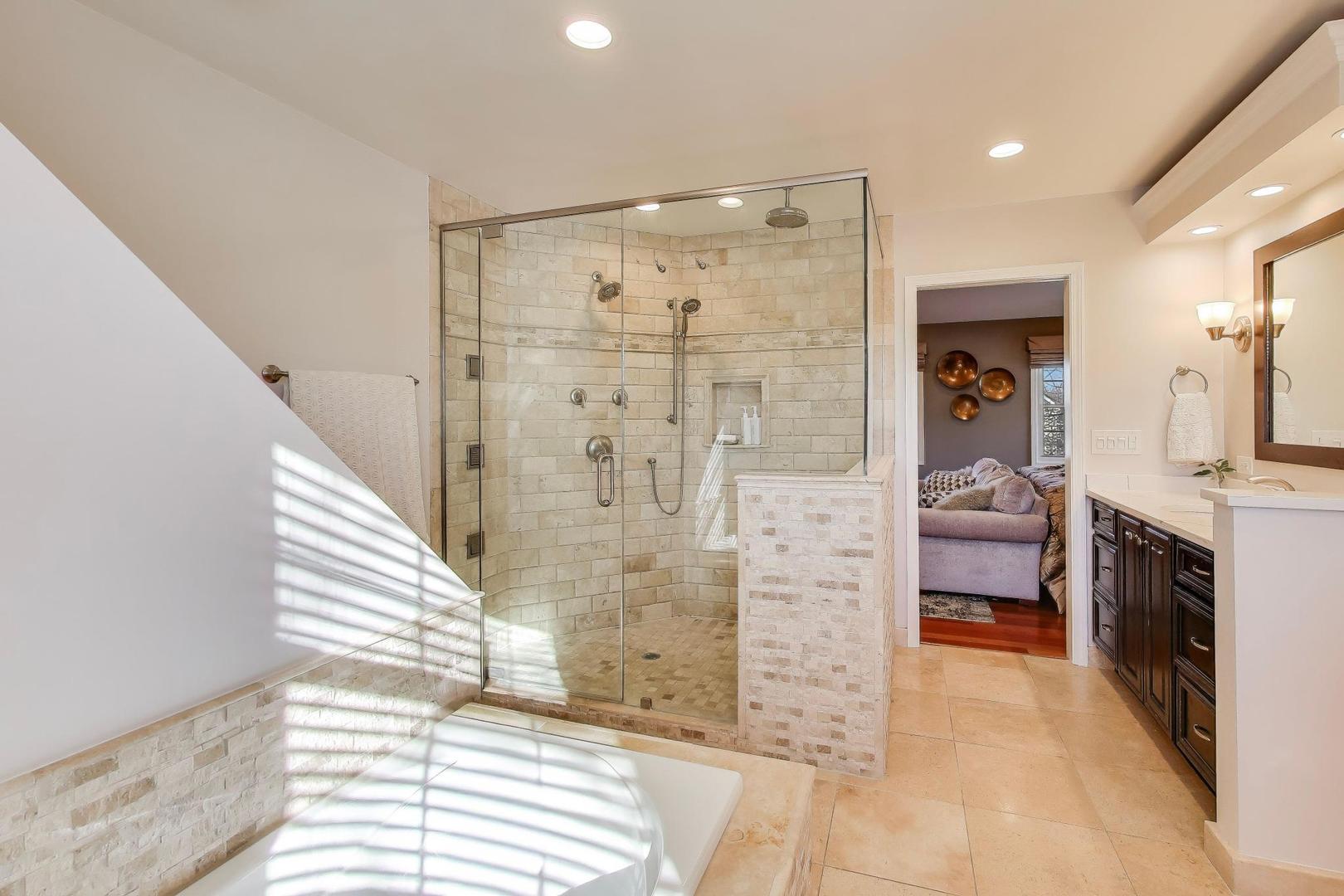 829 Heatherstone Drive, Schaumburg, IL 60173