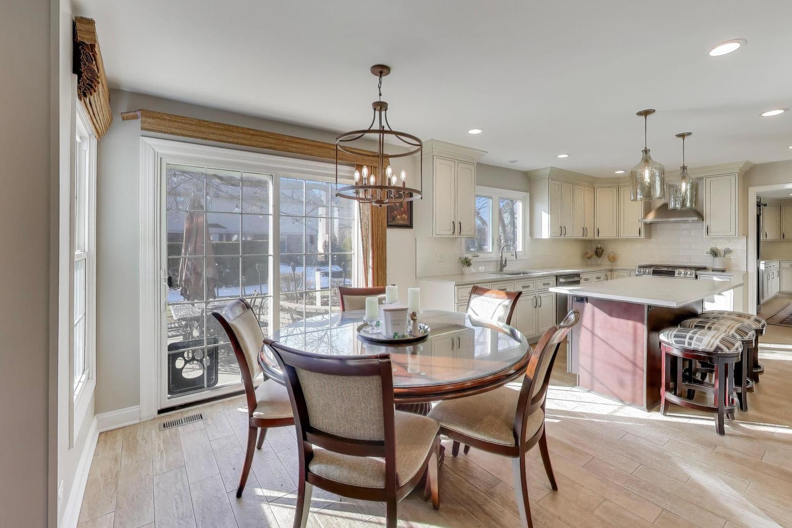 829 Heatherstone Drive, Schaumburg, IL 60173