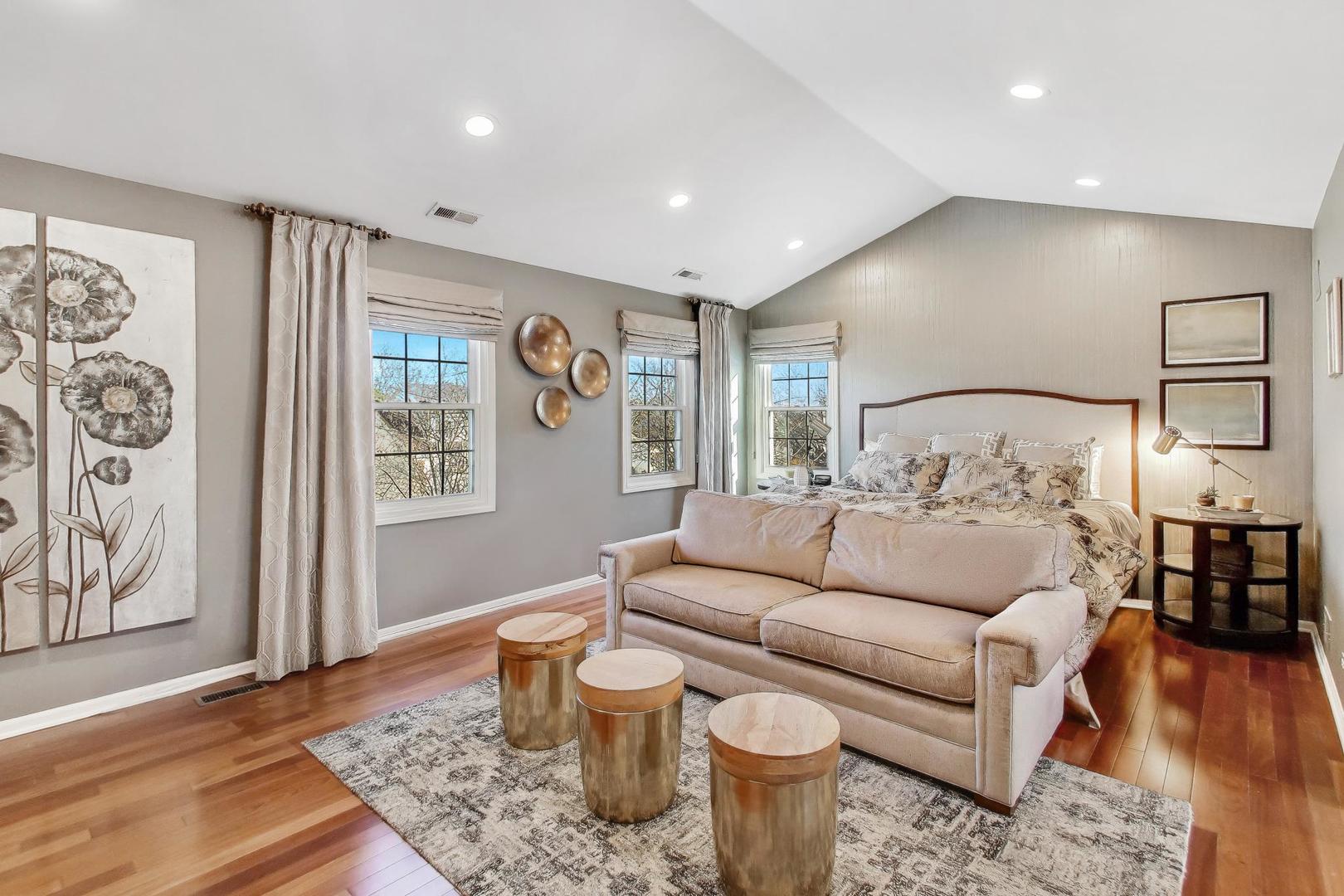 829 Heatherstone Drive, Schaumburg, IL 60173