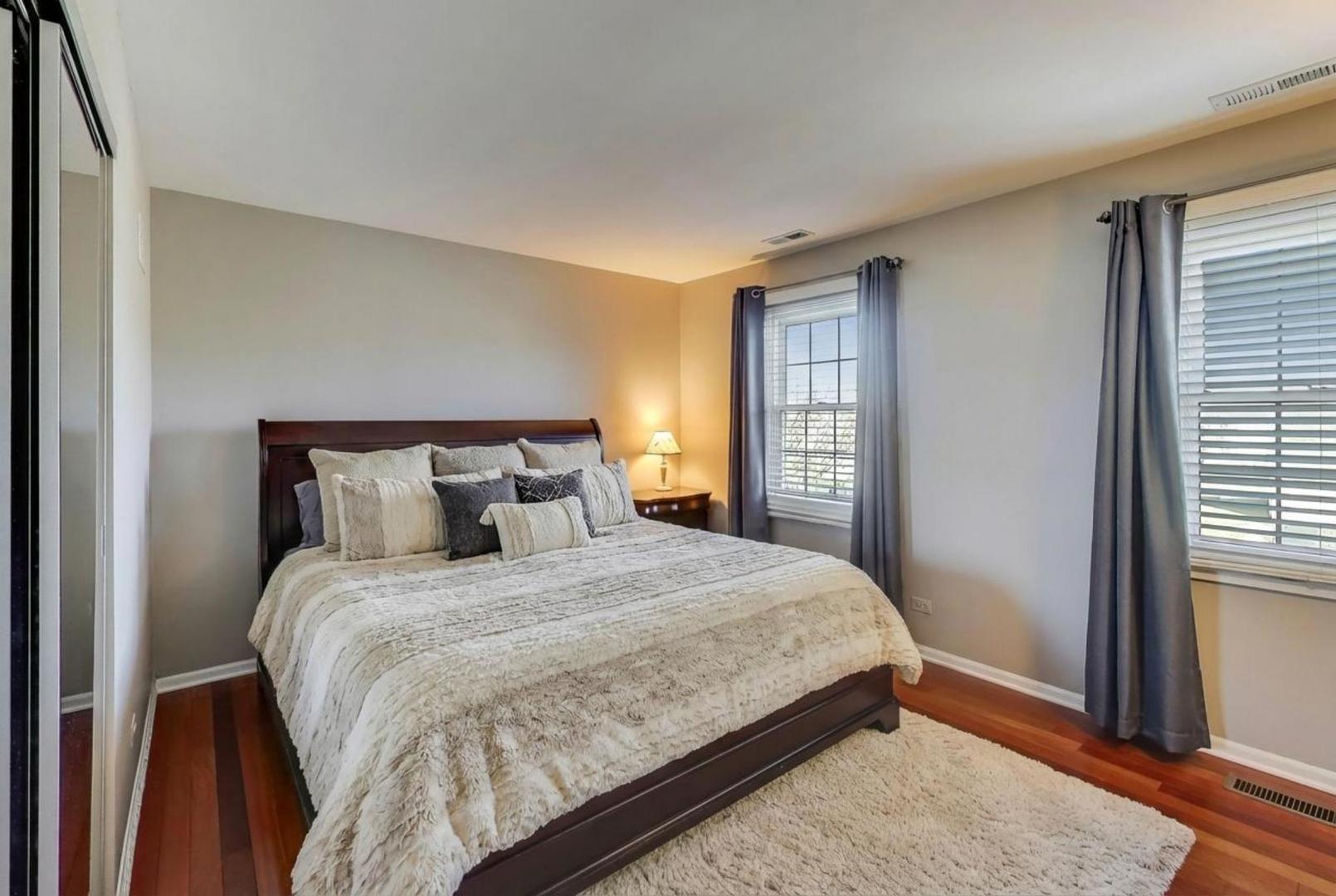 829 Heatherstone Drive, Schaumburg, IL 60173