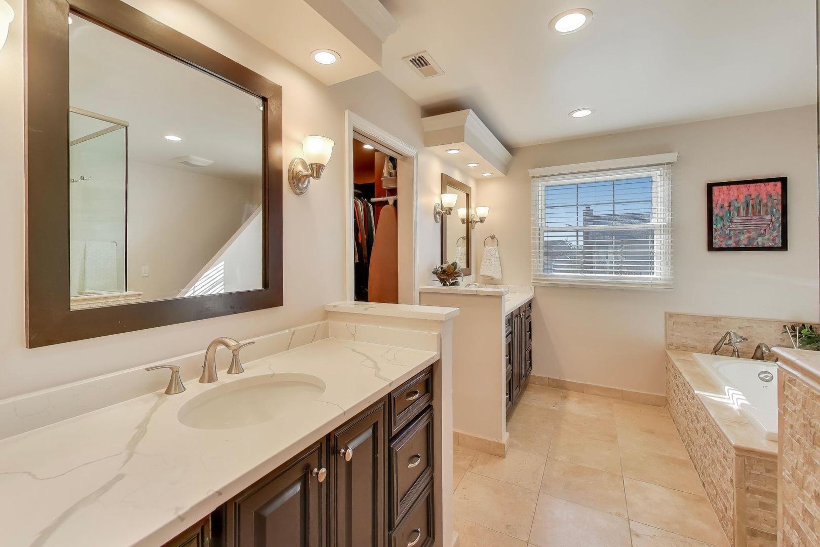 829 Heatherstone Drive, Schaumburg, IL 60173