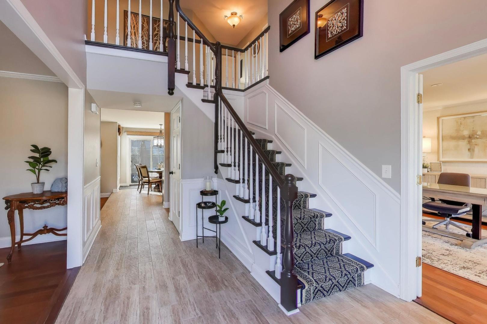 829 Heatherstone Drive, Schaumburg, IL 60173