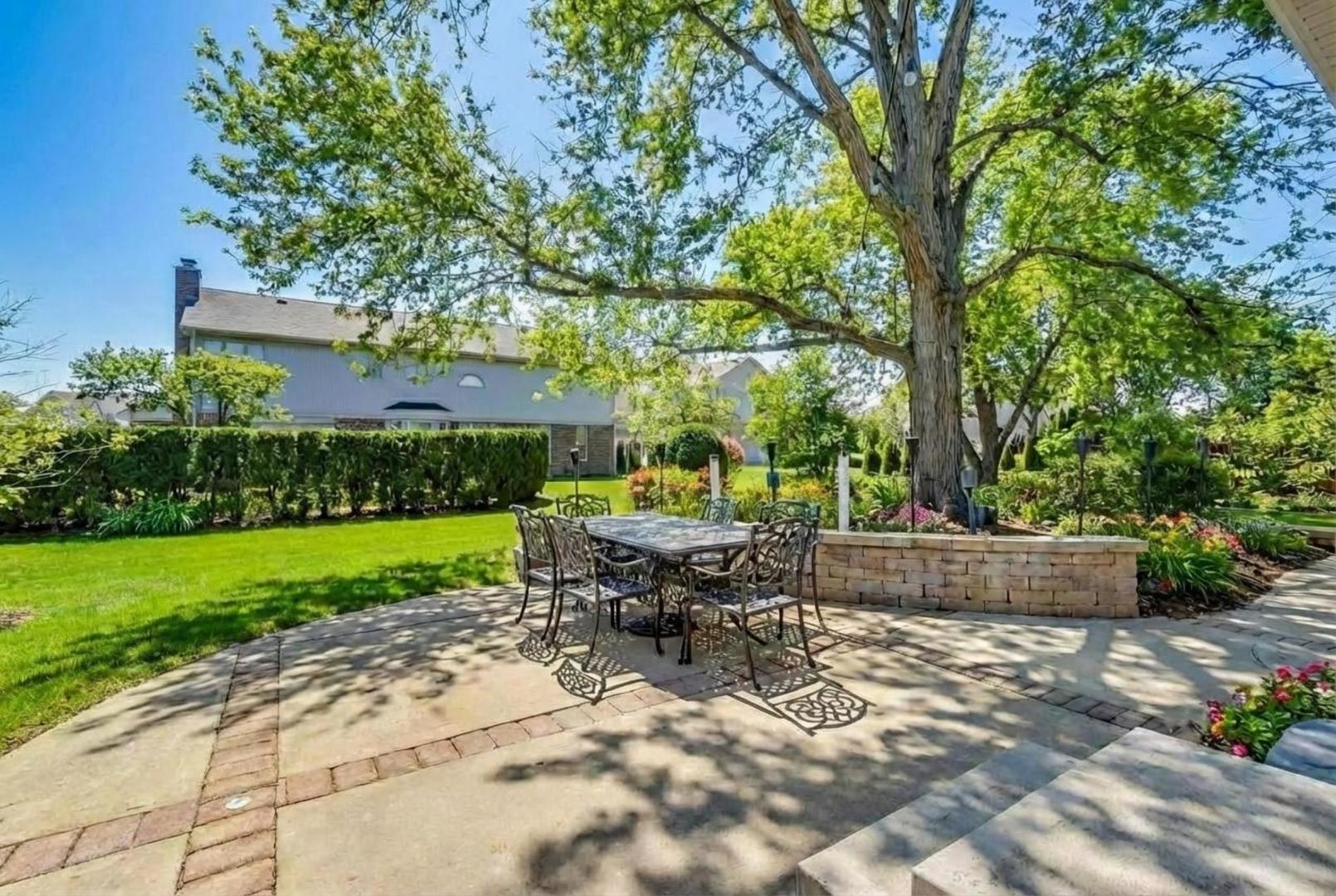 829 Heatherstone Drive, Schaumburg, IL 60173