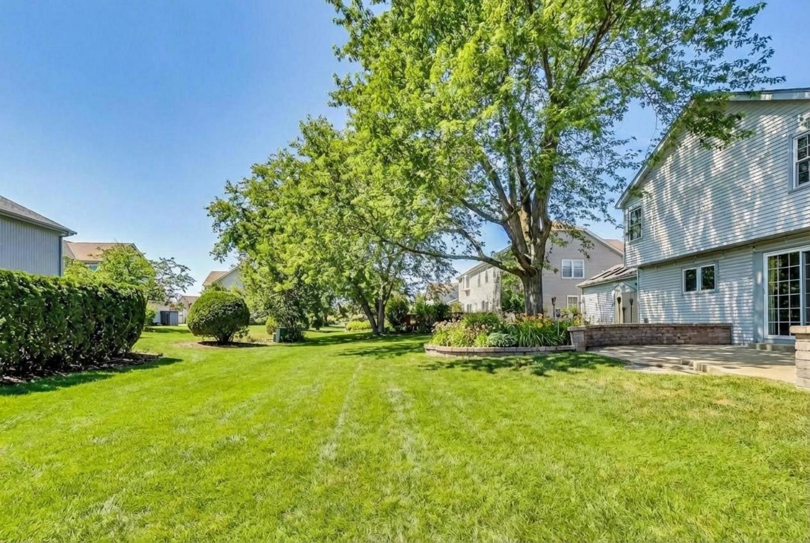 829 Heatherstone Drive, Schaumburg, IL 60173