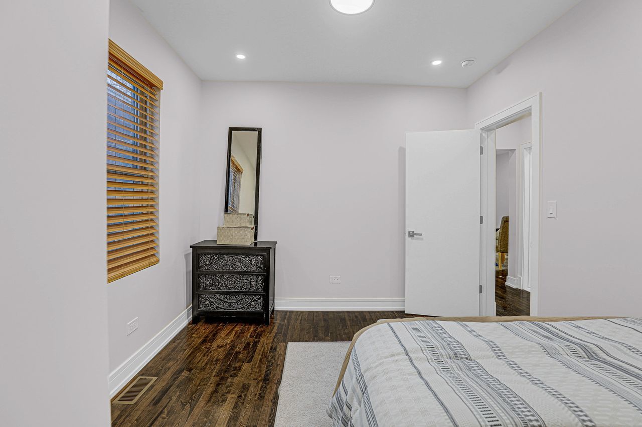 812 S Kilbourn Avenue, Chicago, IL 60624