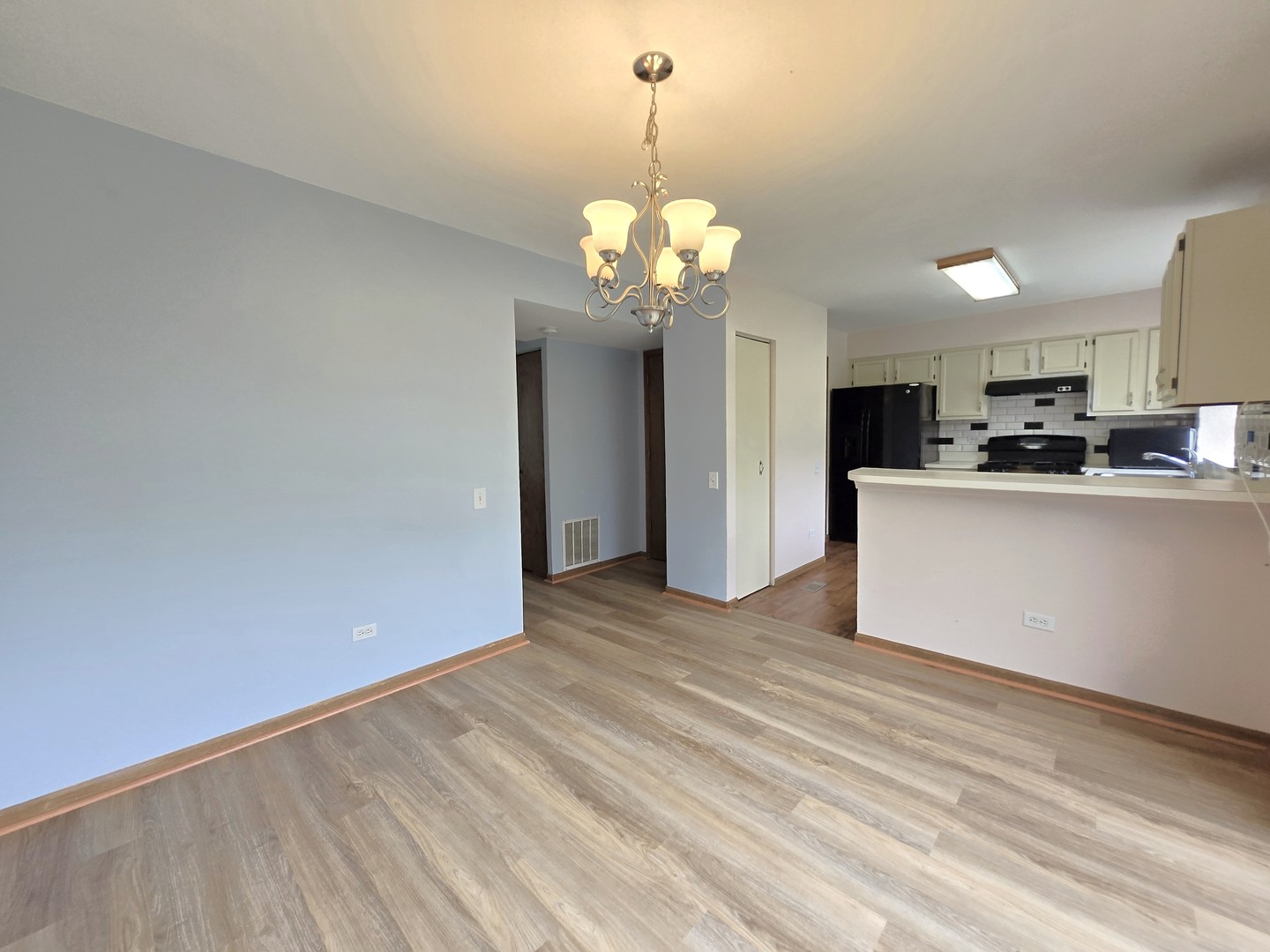 8 E Shag Bark Lane, Streamwood, IL 60107