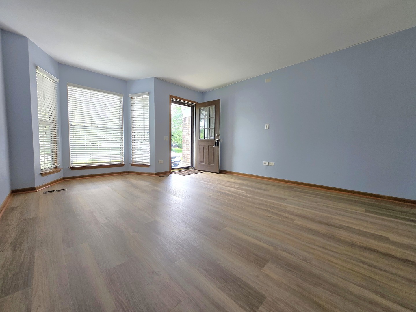 8 E Shag Bark Lane, Streamwood, IL 60107