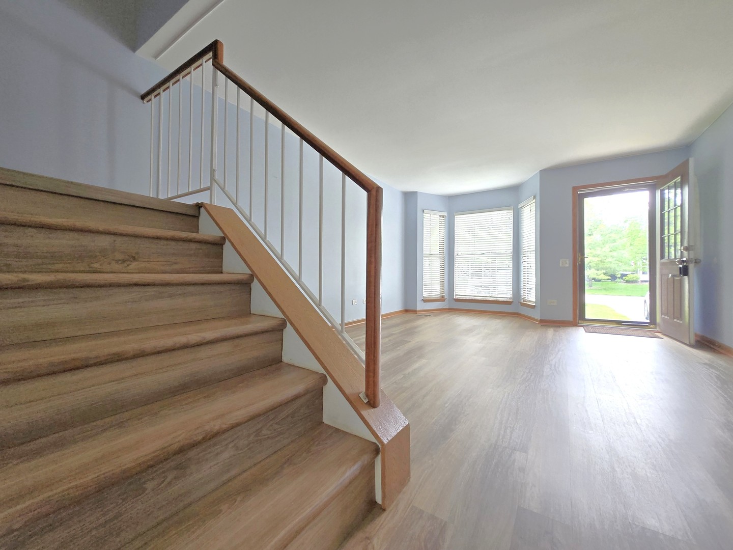 8 E Shag Bark Lane, Streamwood, IL 60107