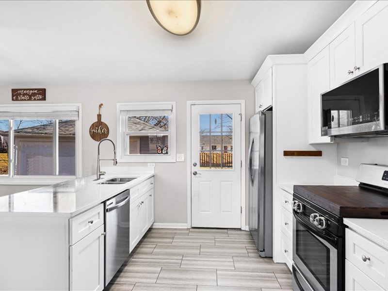 7854 Deerfield Avenue, Woodridge, IL 60517