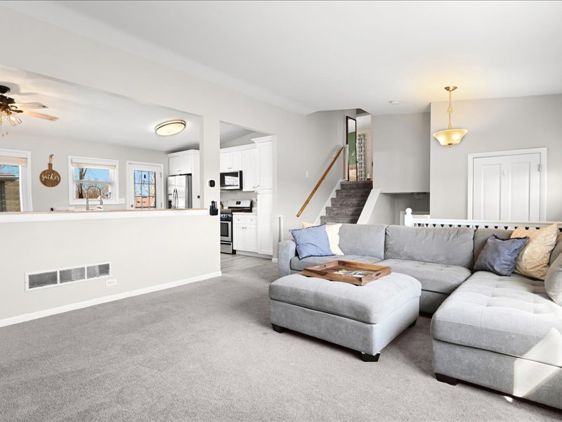 7854 Deerfield Avenue, Woodridge, IL 60517