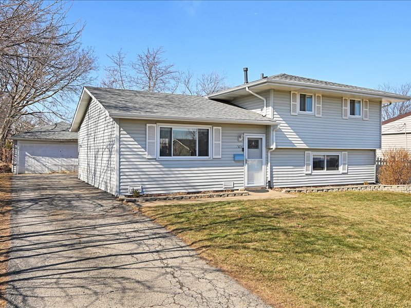 7854 Deerfield Avenue, Woodridge, IL 60517