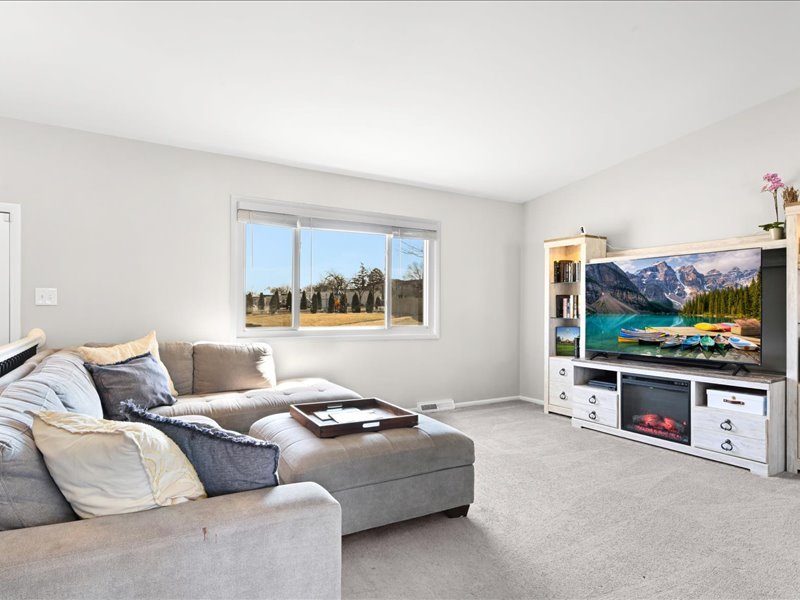 7854 Deerfield Avenue, Woodridge, IL 60517