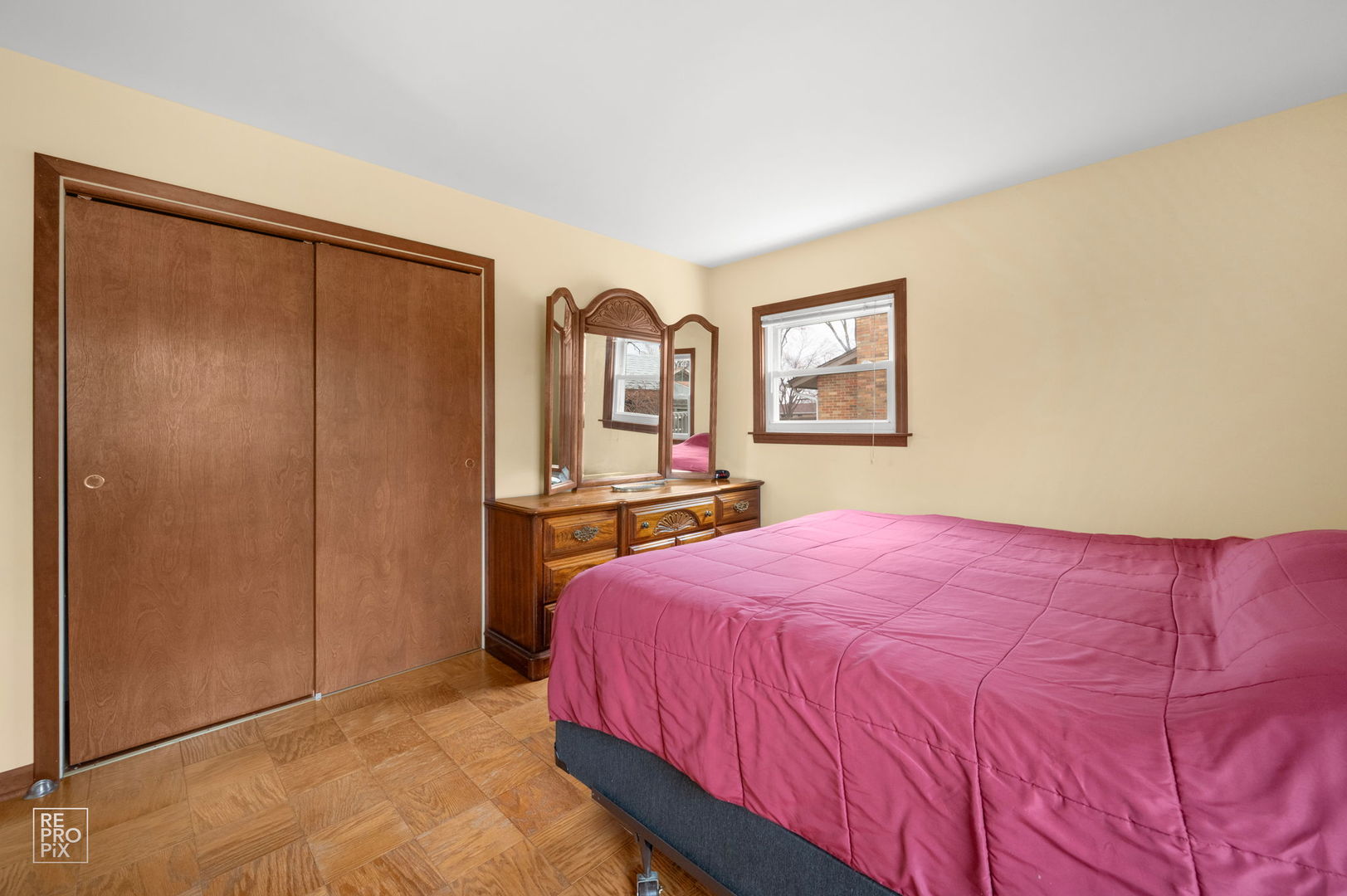 678 Middlebury Lane, Elk Grove Village, IL 60007