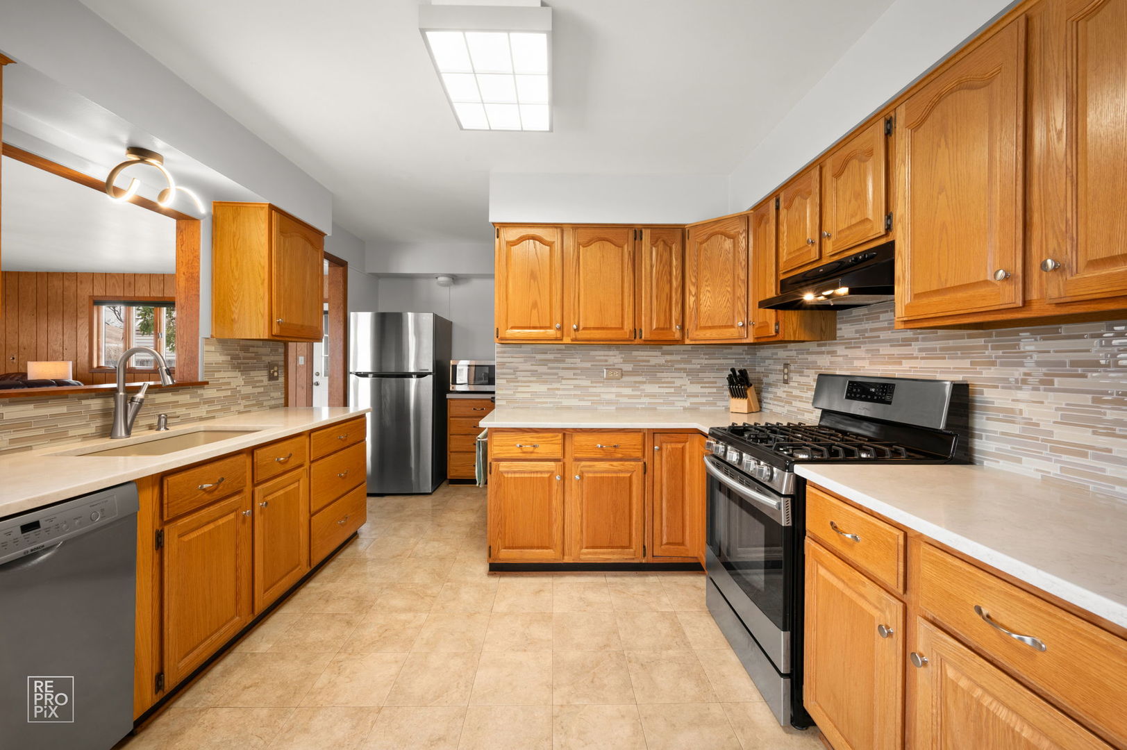 678 Middlebury Lane, Elk Grove Village, IL 60007