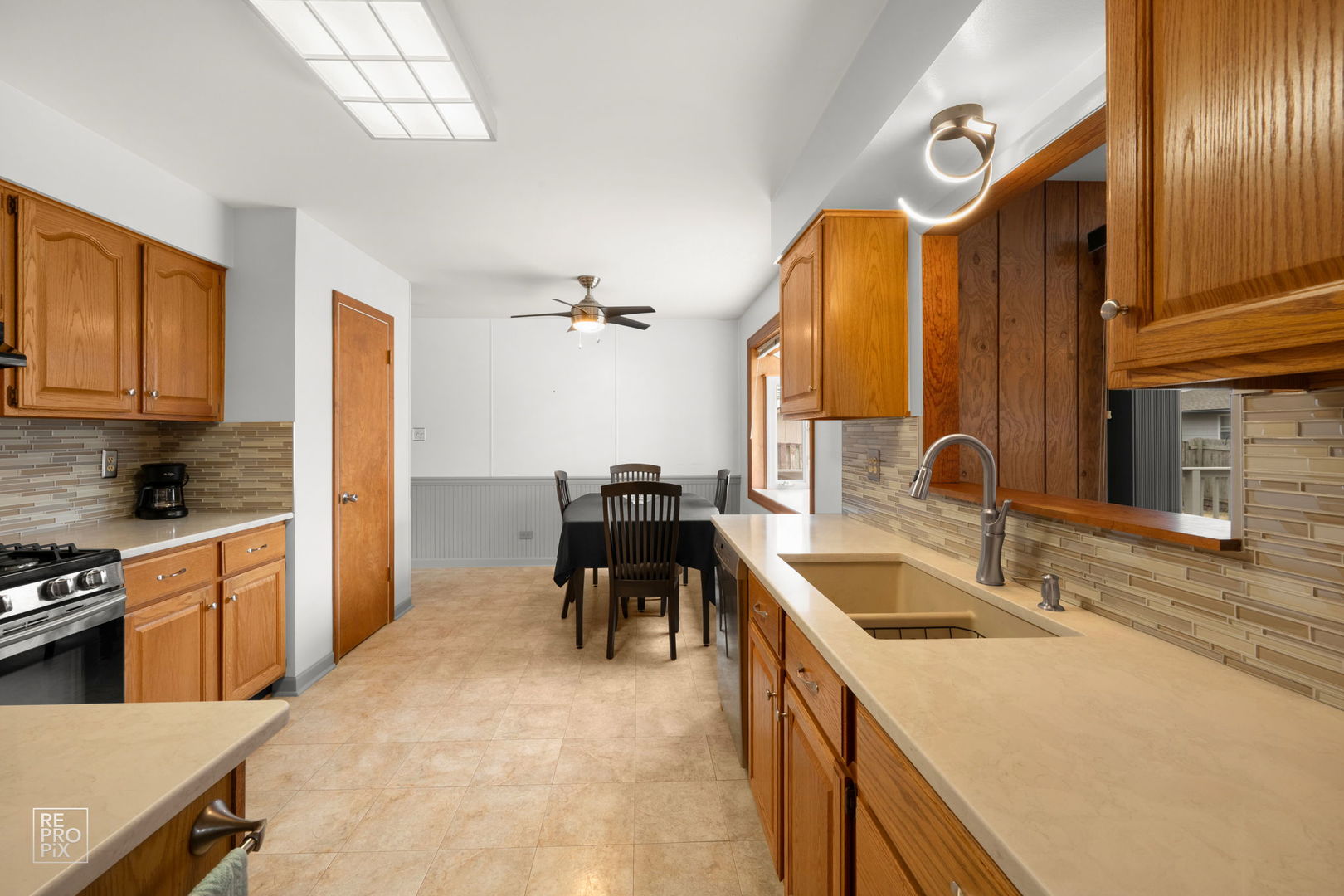 678 Middlebury Lane, Elk Grove Village, IL 60007