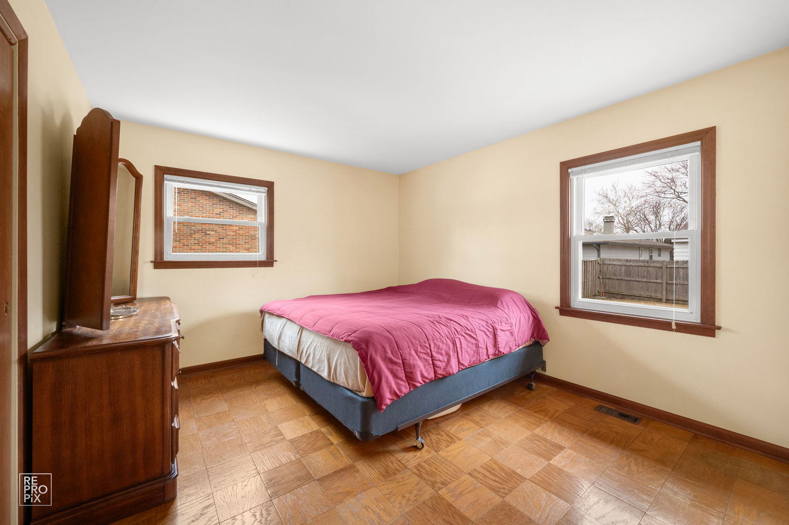 678 Middlebury Lane, Elk Grove Village, IL 60007