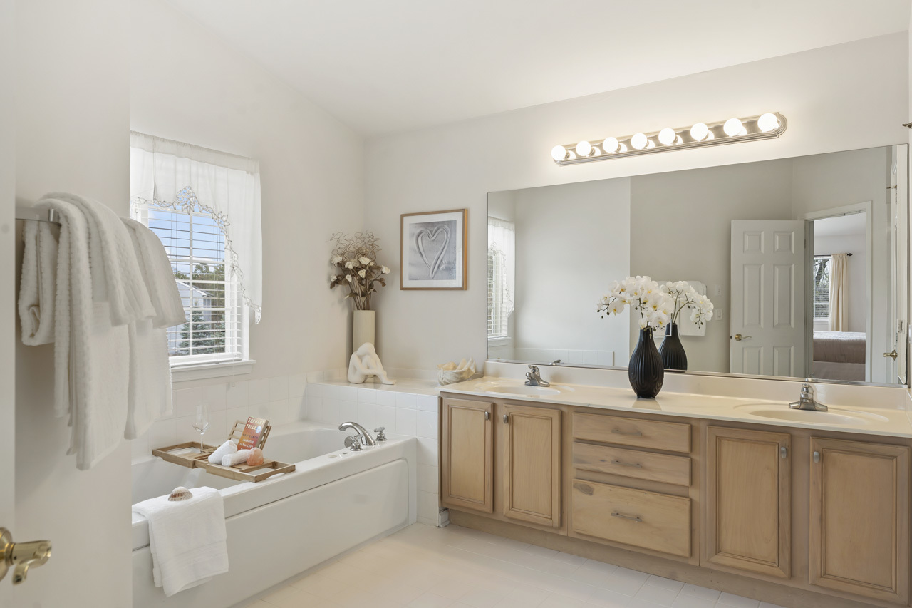 193 S Pleasant Road, Lake Zurich, IL 60047