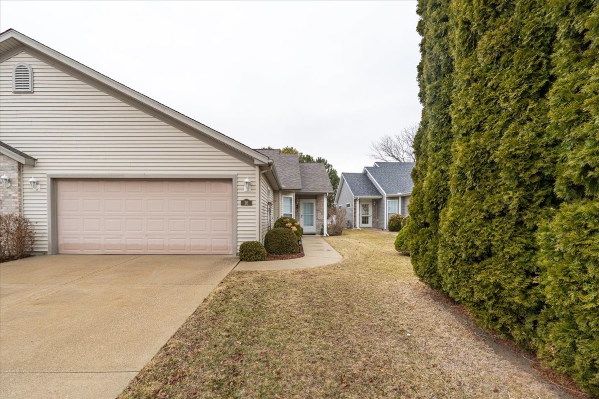 16 Grape Vine Lane, Bloomington, IL 61704