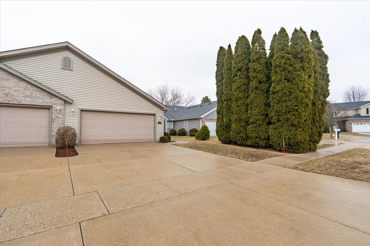 16 Grape Vine Lane, Bloomington, IL 61704