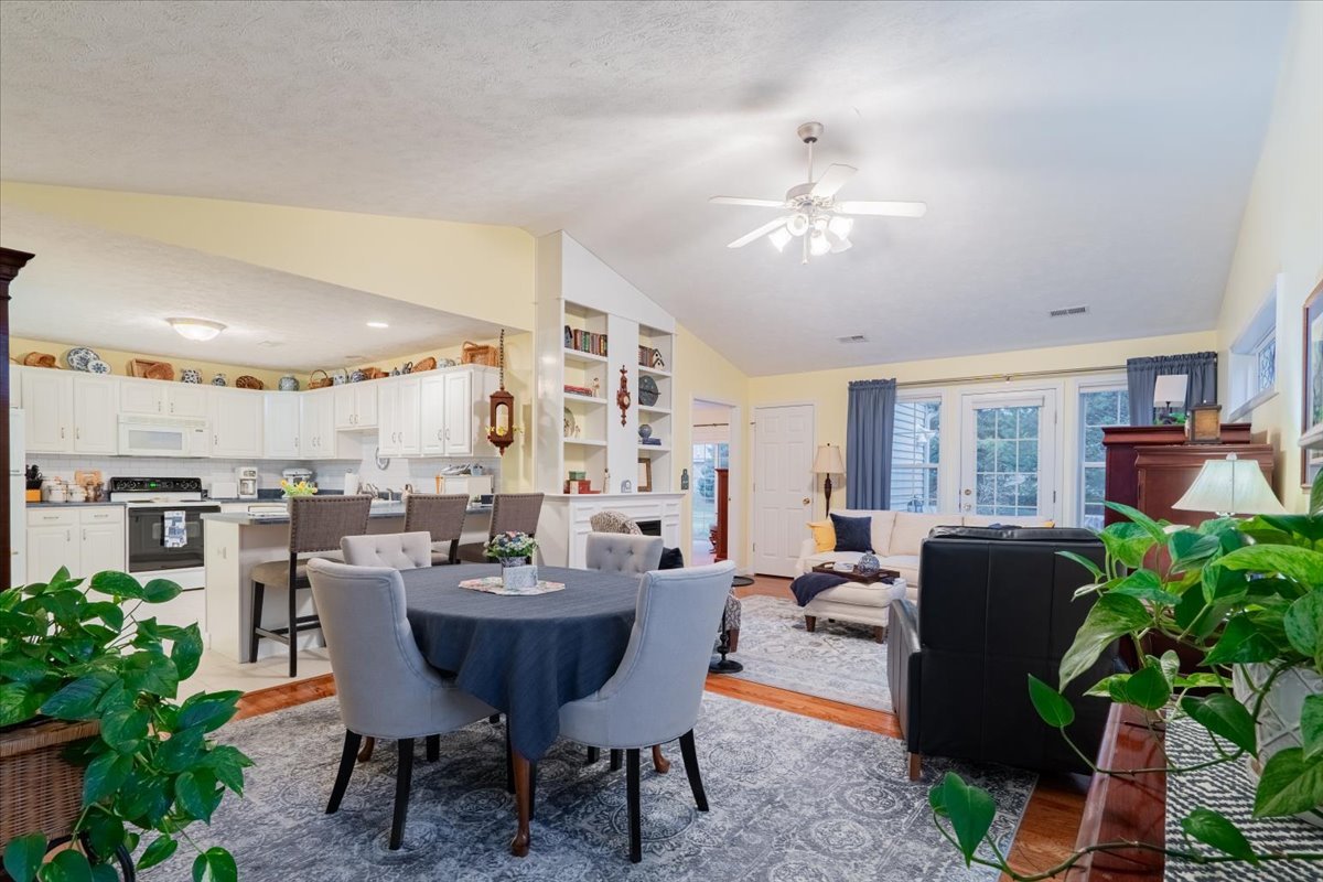 16 Grape Vine Lane, Bloomington, IL 61704