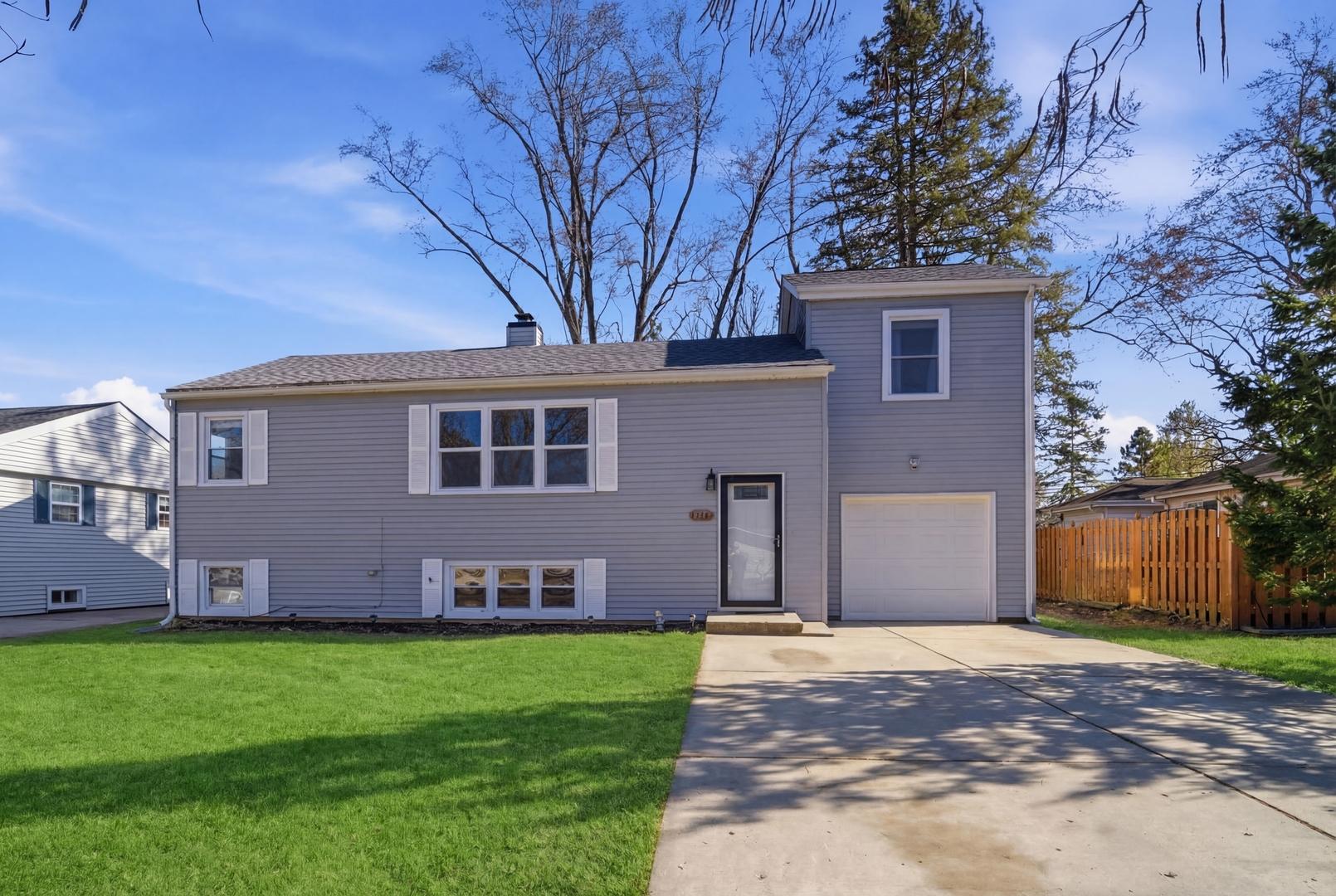 4611 W Shore Drive, McHenry, IL 60050