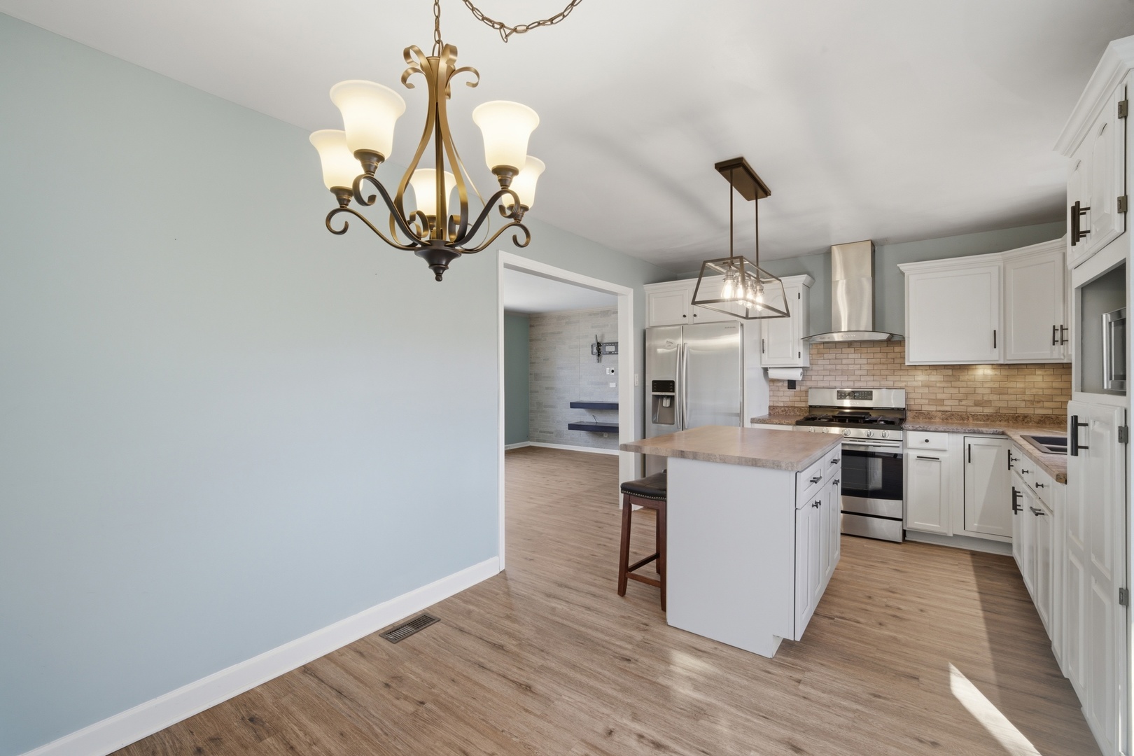 4611 W Shore Drive, McHenry, IL 60050