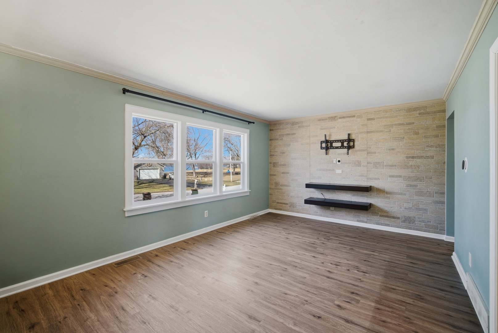 4611 W Shore Drive, McHenry, IL 60050