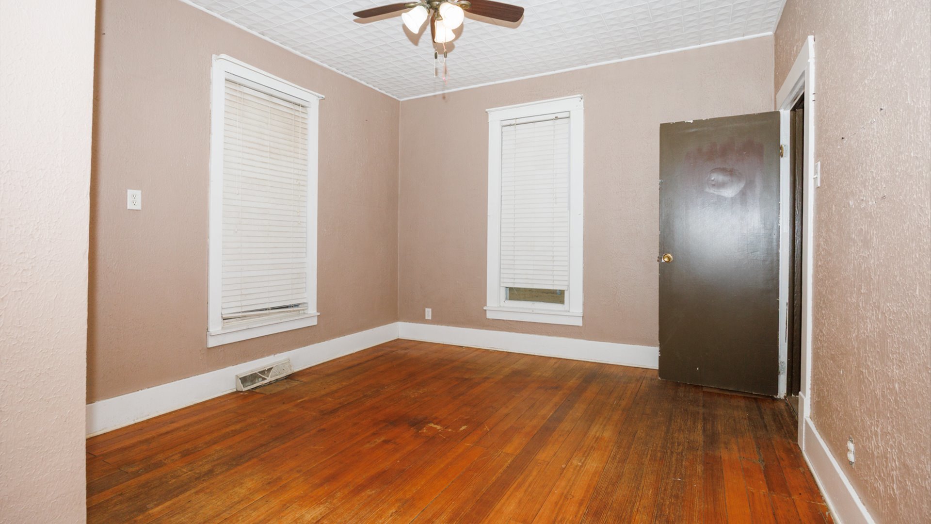 517 N Walnut Street, Clinton, IL 61727