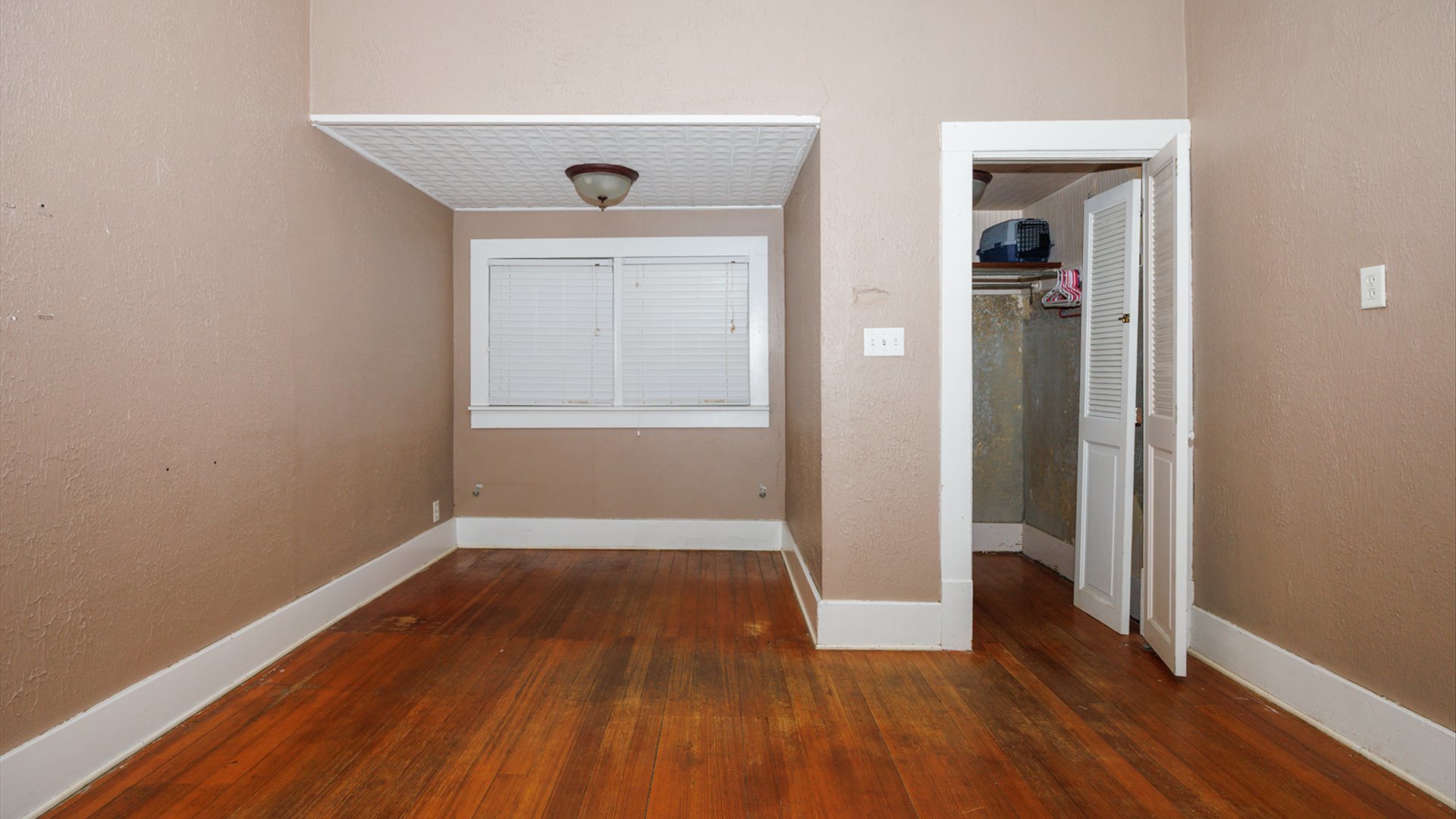 517 N Walnut Street, Clinton, IL 61727