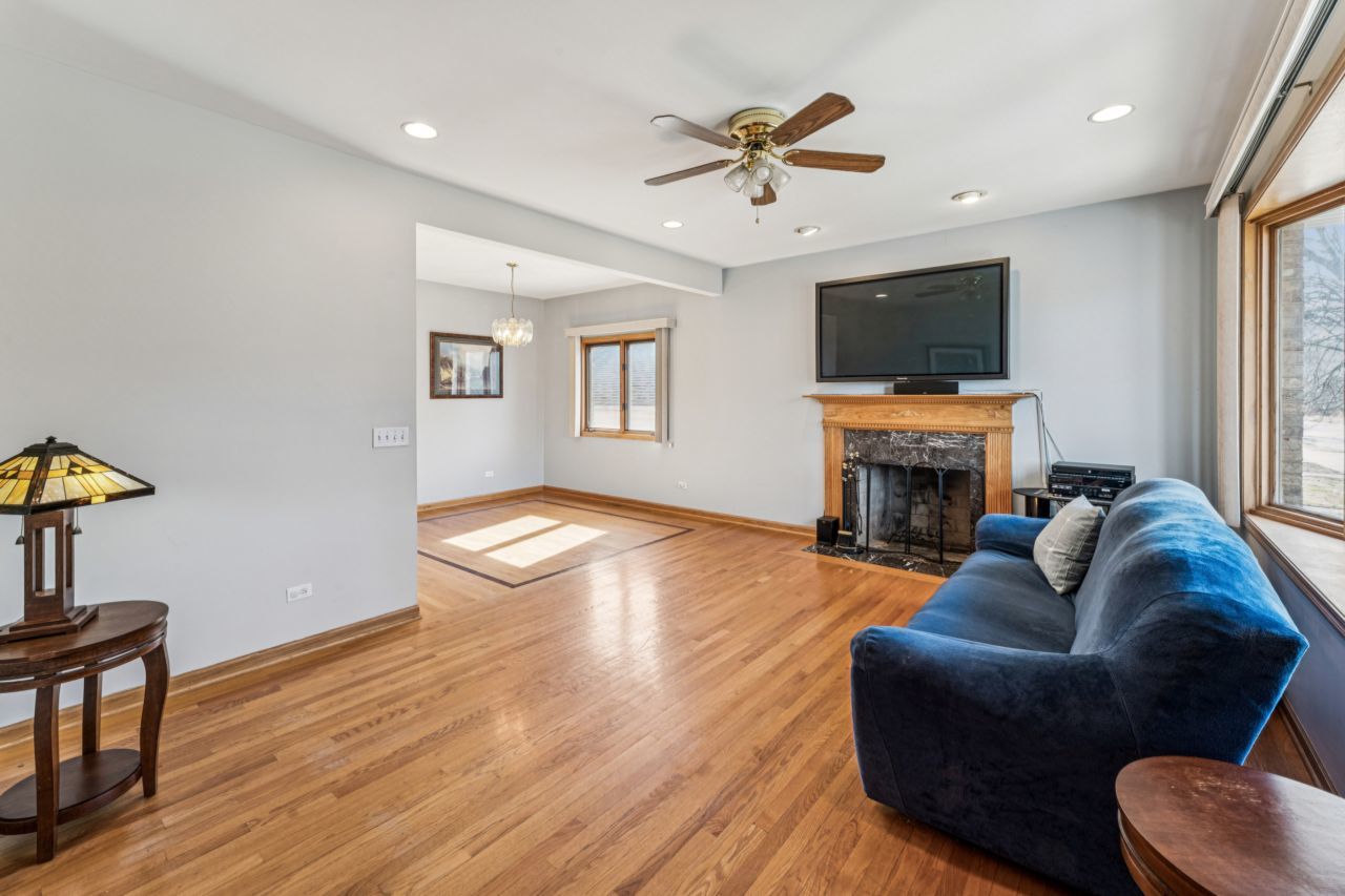 3541 N Pontiac Avenue, Chicago, IL 60634