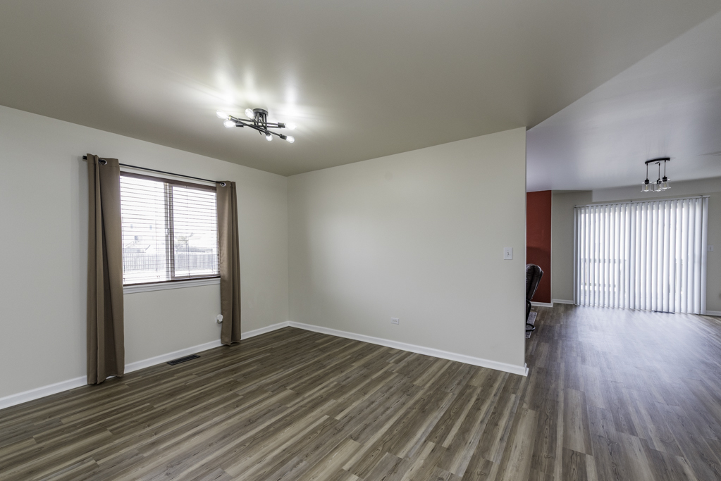 2020 DAWN Lane, Zion, IL 60099