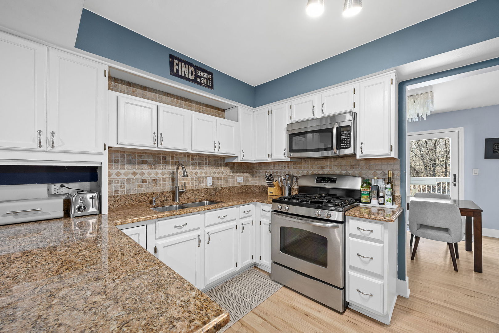 907 THORNWOOD Court #2, St. Charles, IL 60174