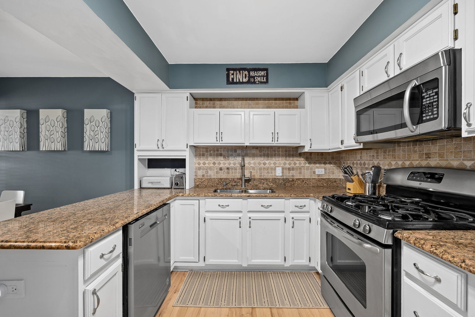 907 THORNWOOD Court #2, St. Charles, IL 60174