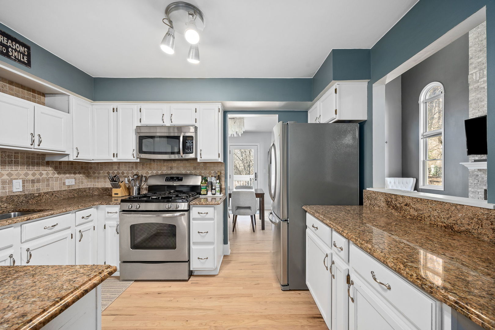 907 THORNWOOD Court #2, St. Charles, IL 60174