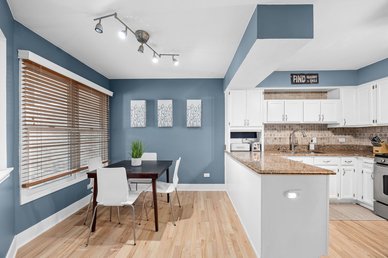 907 THORNWOOD Court #2, St. Charles, IL 60174