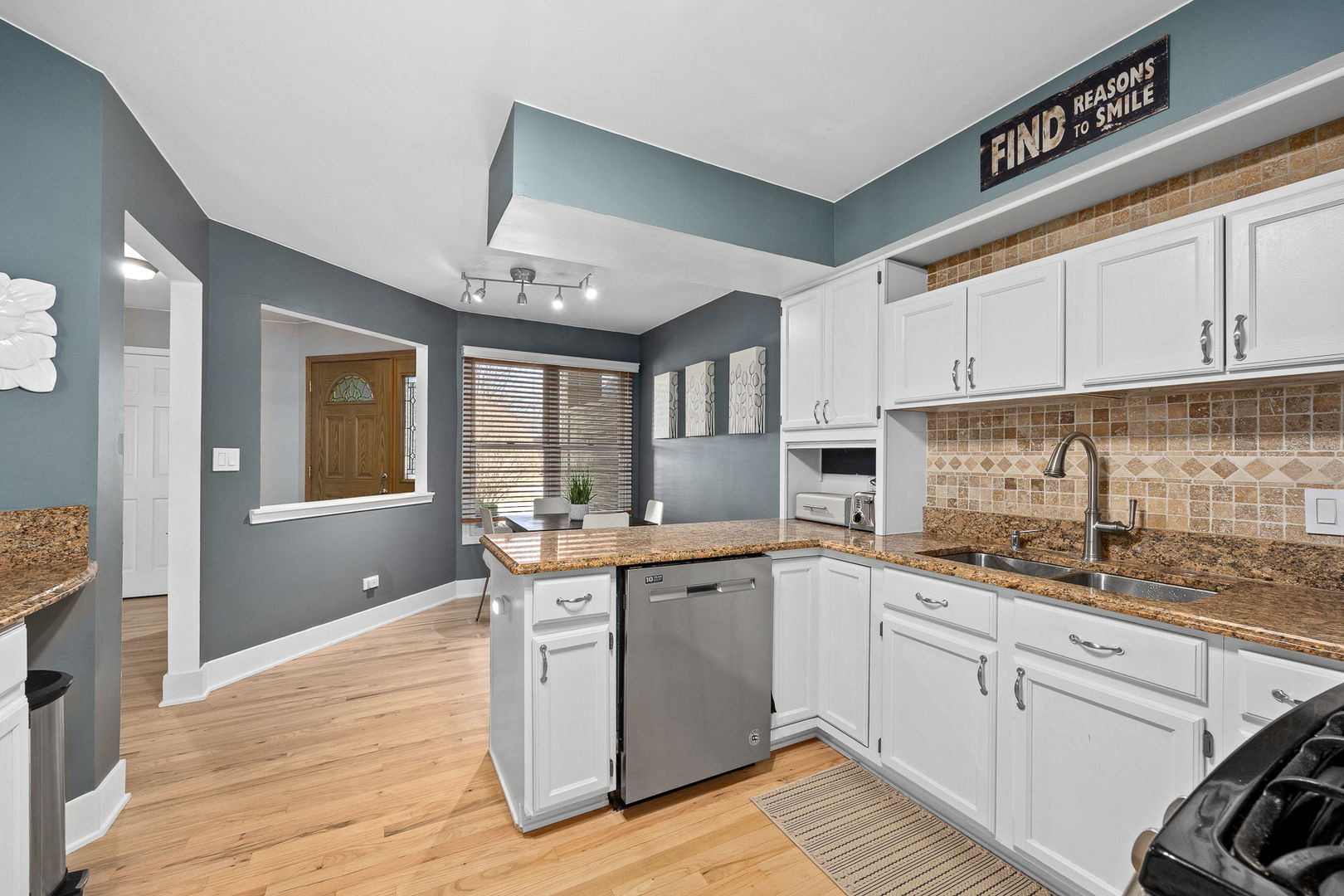 907 THORNWOOD Court #2, St. Charles, IL 60174