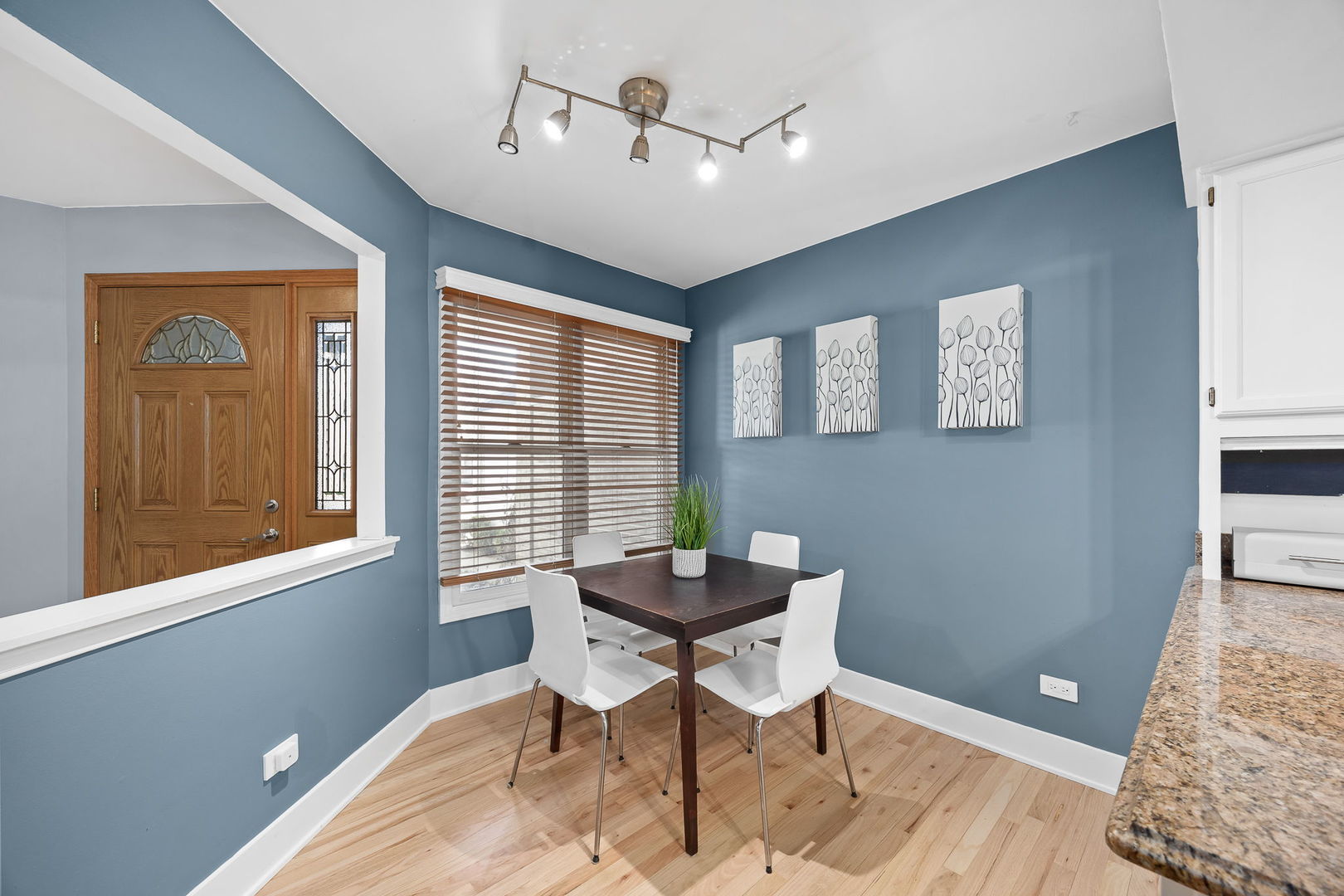 907 THORNWOOD Court #2, St. Charles, IL 60174