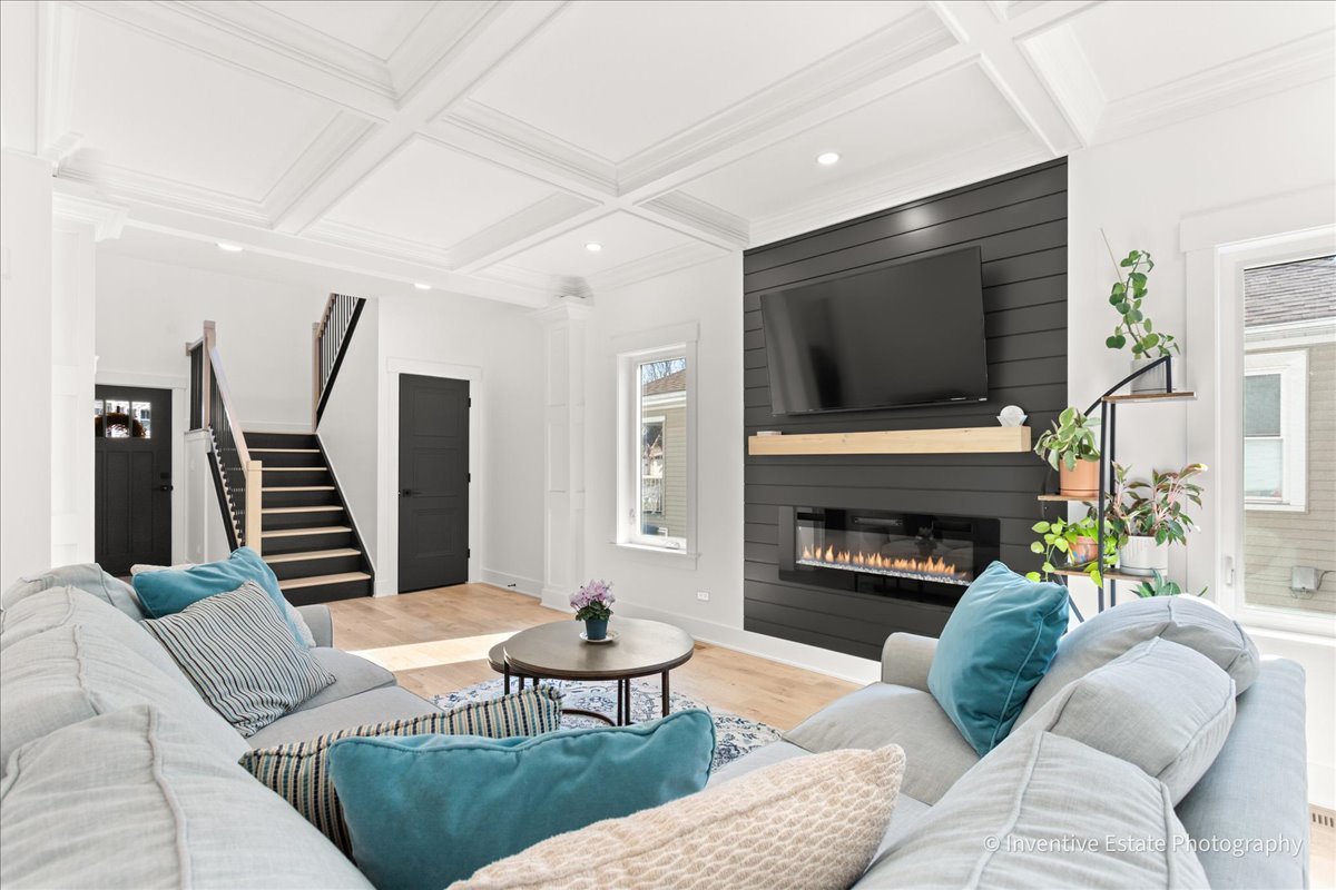 238 N Geneva Avenue, Elmhurst, IL 60126