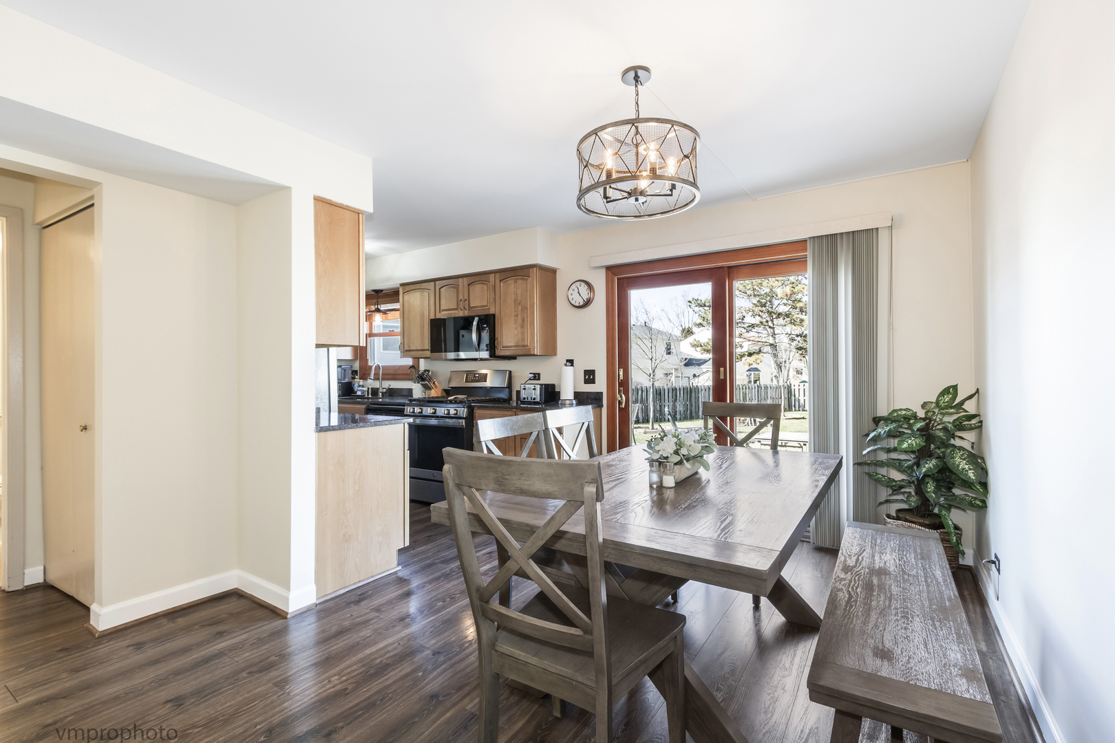 832 Kansas Street, Carol Stream, IL 60188