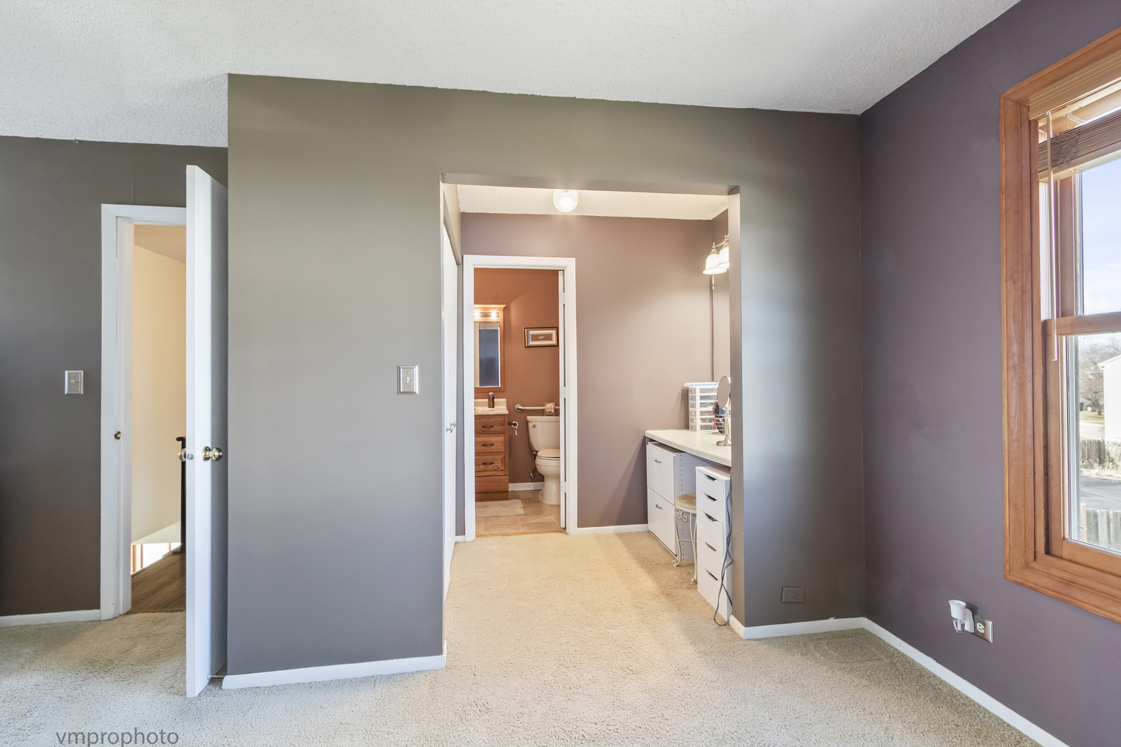 832 Kansas Street, Carol Stream, IL 60188